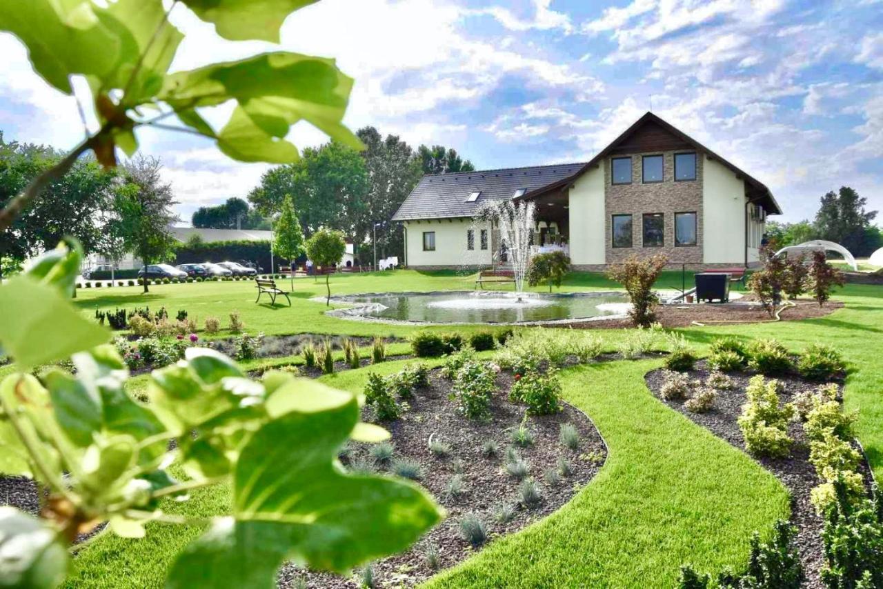 Auróra Rendezvényterem&Szállás Jaszapati Exterior foto