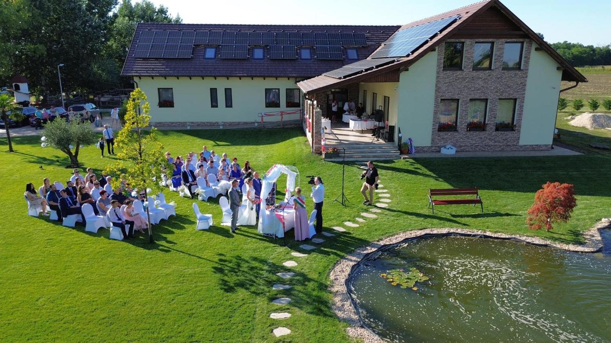 Auróra Rendezvényterem&Szállás Jaszapati Exterior foto